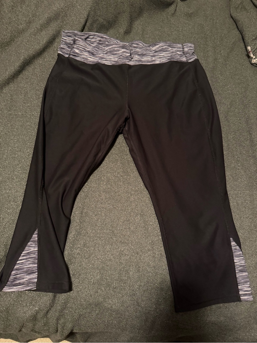 Source Unknown Black Capri Leggings with Gray Marled Waistband